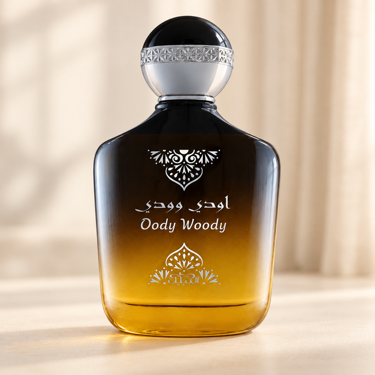 NABEEL - OODY WOODY, flacone frontale centrale ravvicinato con sfondo leggero