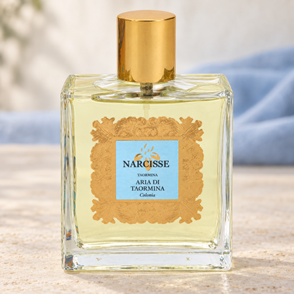 Narcisse Aria di Taormina Colonia, flacone frontale centrale ravvicinato con vetro naturale e sfondo delicato