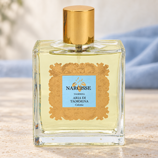 Narcisse Aria di Taormina Colonia, flacone frontale centrale ravvicinato con vetro naturale e sfondo delicato