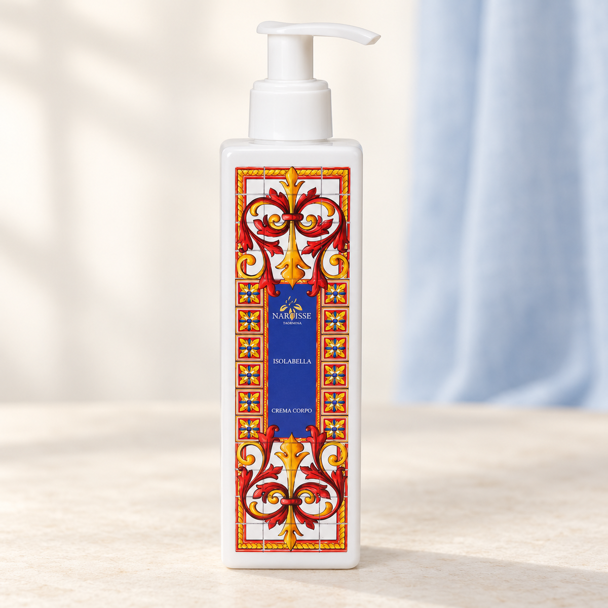 NARCISSE CORPO - CREMA CORPO ISOLABELLA, flacone frontale centrale ravvicinato con sfondo leggero