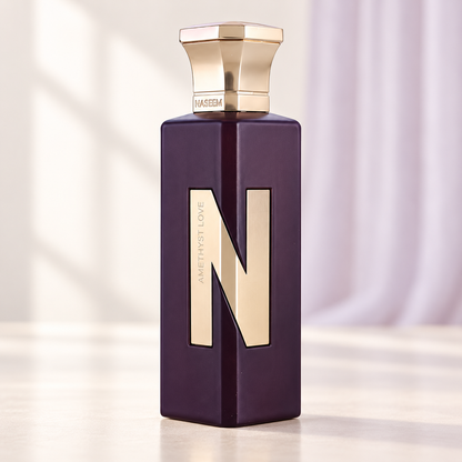 NASEEM - AMETHYST LOVE, flacone frontale centrale ravvicinato con sfondo leggero