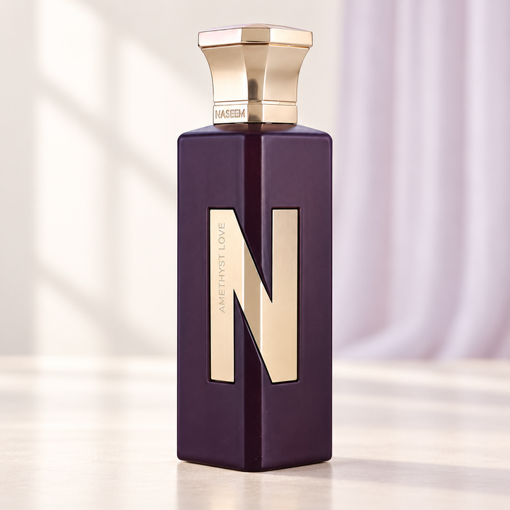 NASEEM - AMETHYST LOVE, flacone frontale centrale ravvicinato con sfondo leggero