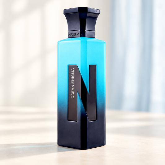 NASEEM - OCEAN ENIGMA, flacone frontale centrale ravvicinato con sfondo leggero