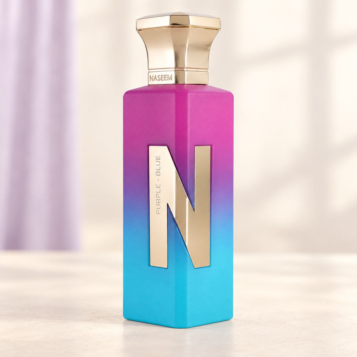 NASEEM - PURPLE BLUE, flacone frontale centrale ravvicinato con sfondo leggero