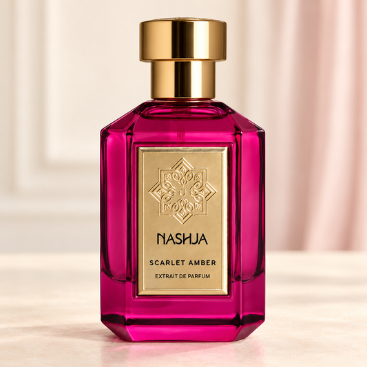 NASHJA - SCARLET AMBER, flacone frontale centrale ravvicinato con sfondo leggero