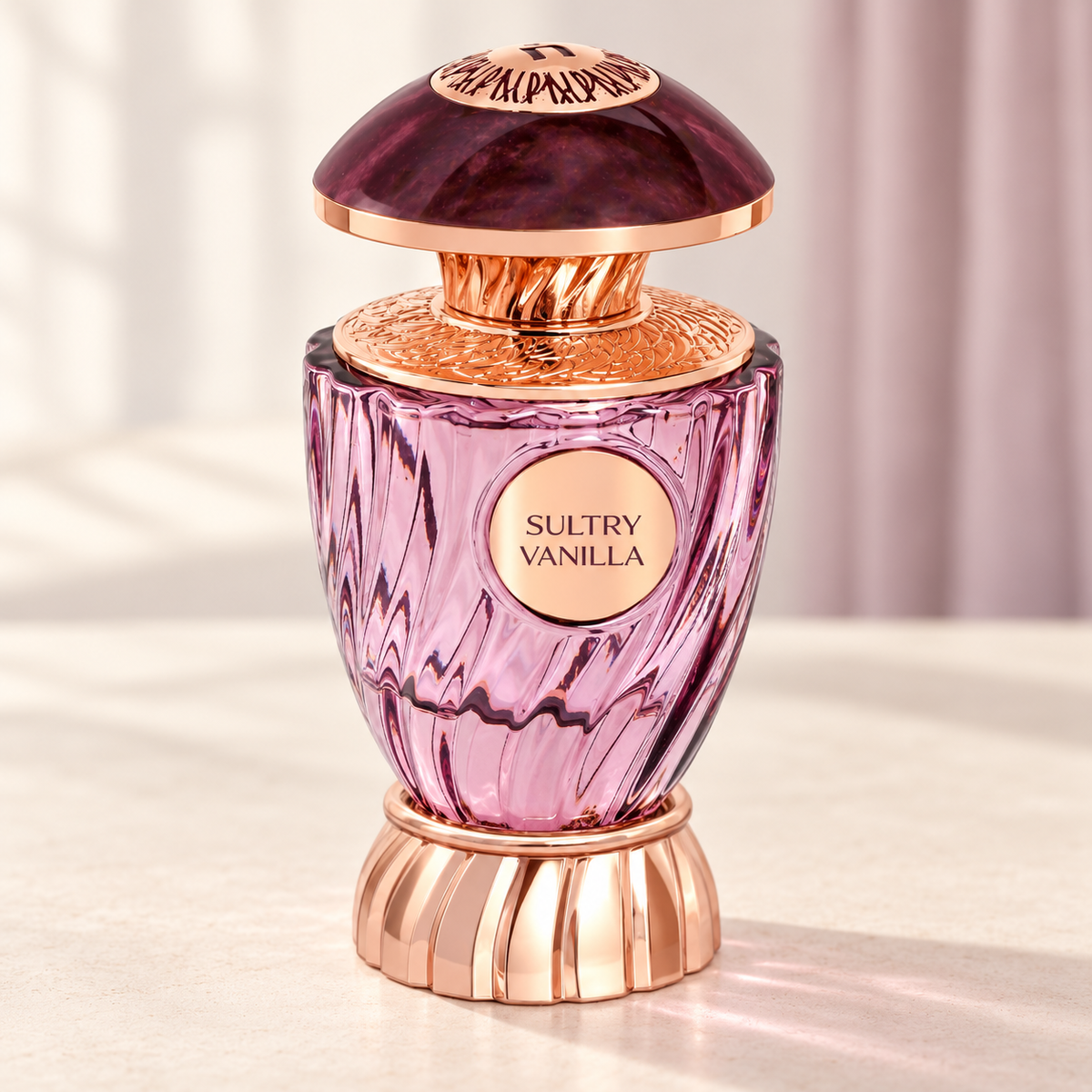 NAYAAT - SULTRY VANILLA, flacone frontale centrale ravvicinato con sfondo leggero