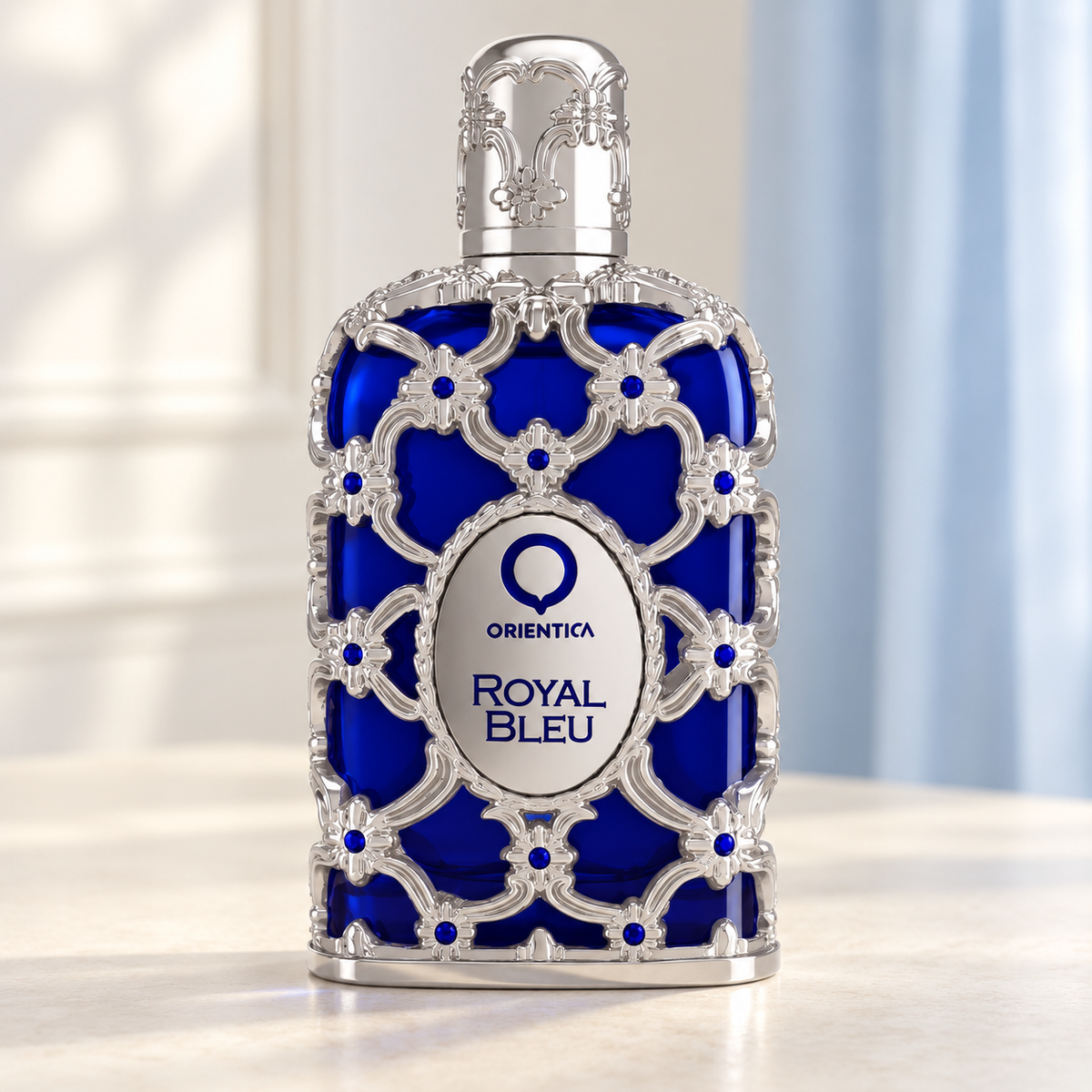 ORIENTICA - ROYAL BLEU, flacone frontale centrale ravvicinato con sfondo leggero