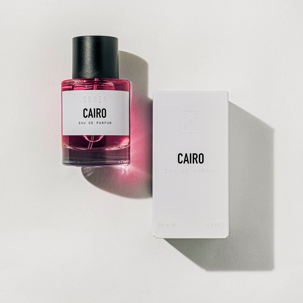 Sober Cairo Eau de Parfum con flacone rosa e confezione bianca