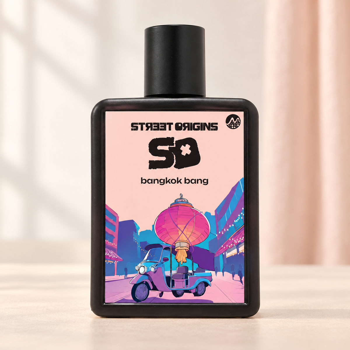 STREET ORIGINS - BANGKOK BANG, flacone frontale centrale ravvicinato con sfondo leggero