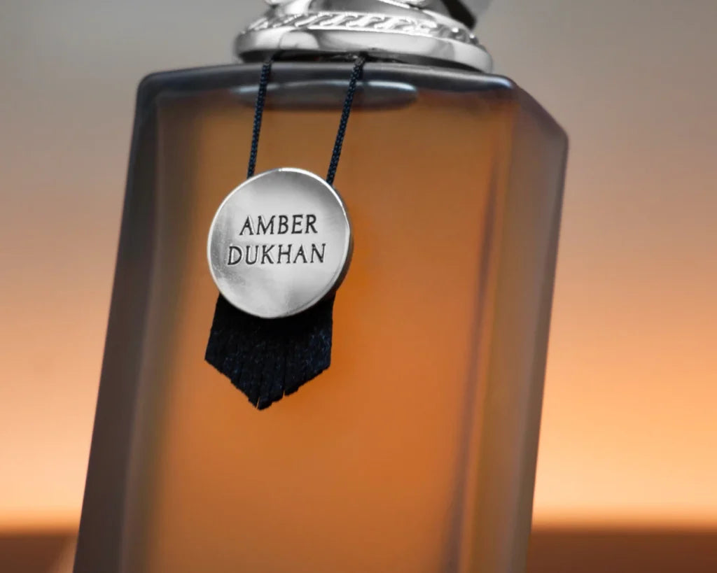THE ORIENTALIST - AMBER DUKHAN – dettaglio della placca