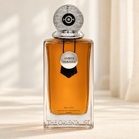 THE ORIENTALIST - AMBER DUKHAN, flacone frontale centrale ravvicinato con sfondo leggero