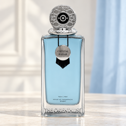 THE ORIENTALIST - CRYSTAL BAHAR, flacone frontale centrale ravvicinato con sfondo leggero