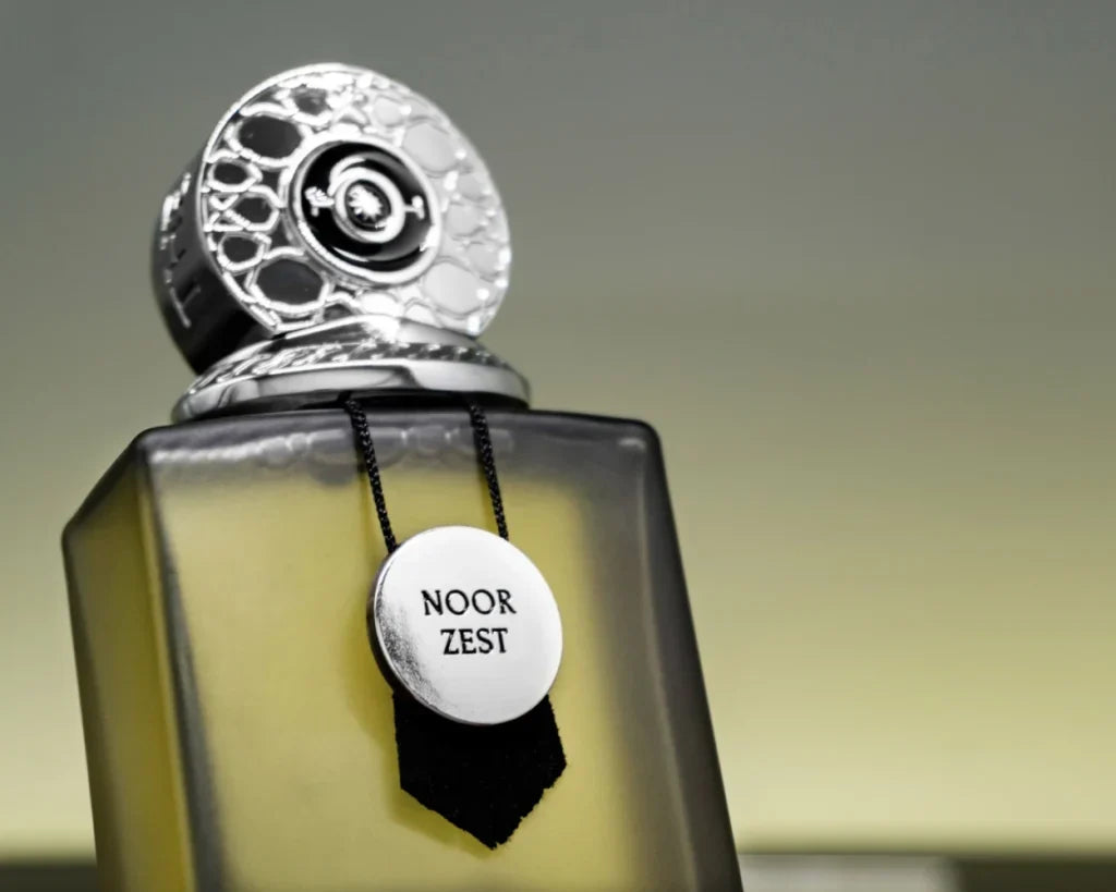 The Orientalist Noor Zest – dettaglio della placca del flacone