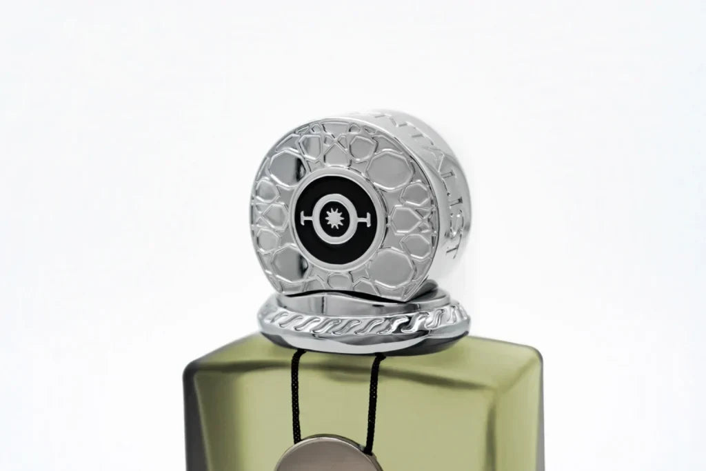 The Orientalist Noor Zest – flacone in ambientazione editoriale