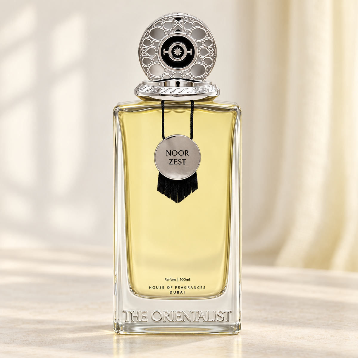 THE ORIENTALIST - NOOR ZEST, flacone frontale centrale ravvicinato con sfondo leggero
