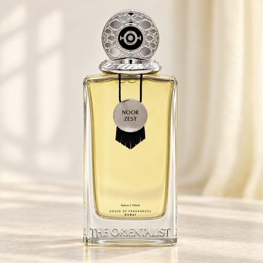 THE ORIENTALIST - NOOR ZEST, flacone frontale centrale ravvicinato con sfondo leggero