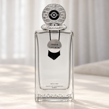 THE ORIENTALIST - SILVER SAFFRON, flacone frontale centrale ravvicinato con sfondo leggero