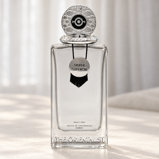 THE ORIENTALIST - SILVER SAFFRON, flacone frontale centrale ravvicinato con sfondo leggero