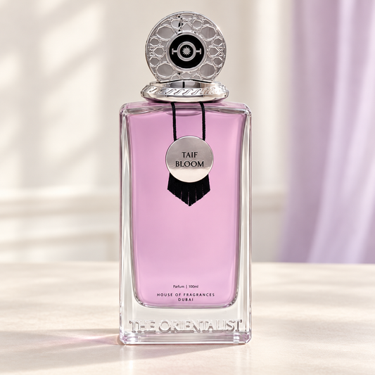 THE ORIENTALIST - TAIF BLOOM, flacone frontale centrale ravvicinato con sfondo leggero