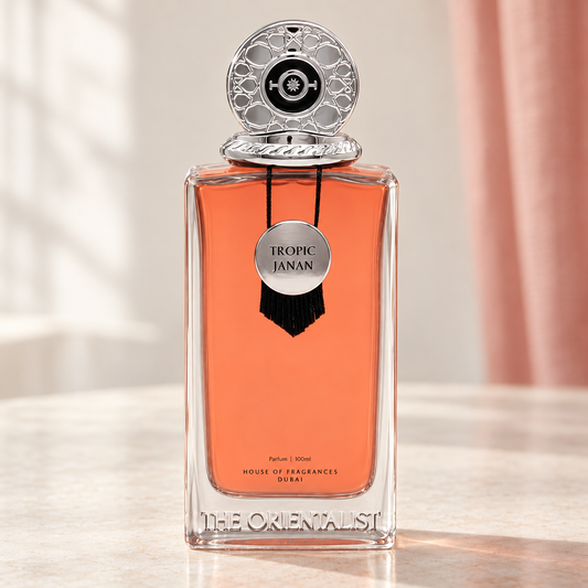 THE ORIENTALIST - TROPIC JANAN, flacone frontale centrale ravvicinato con sfondo leggero