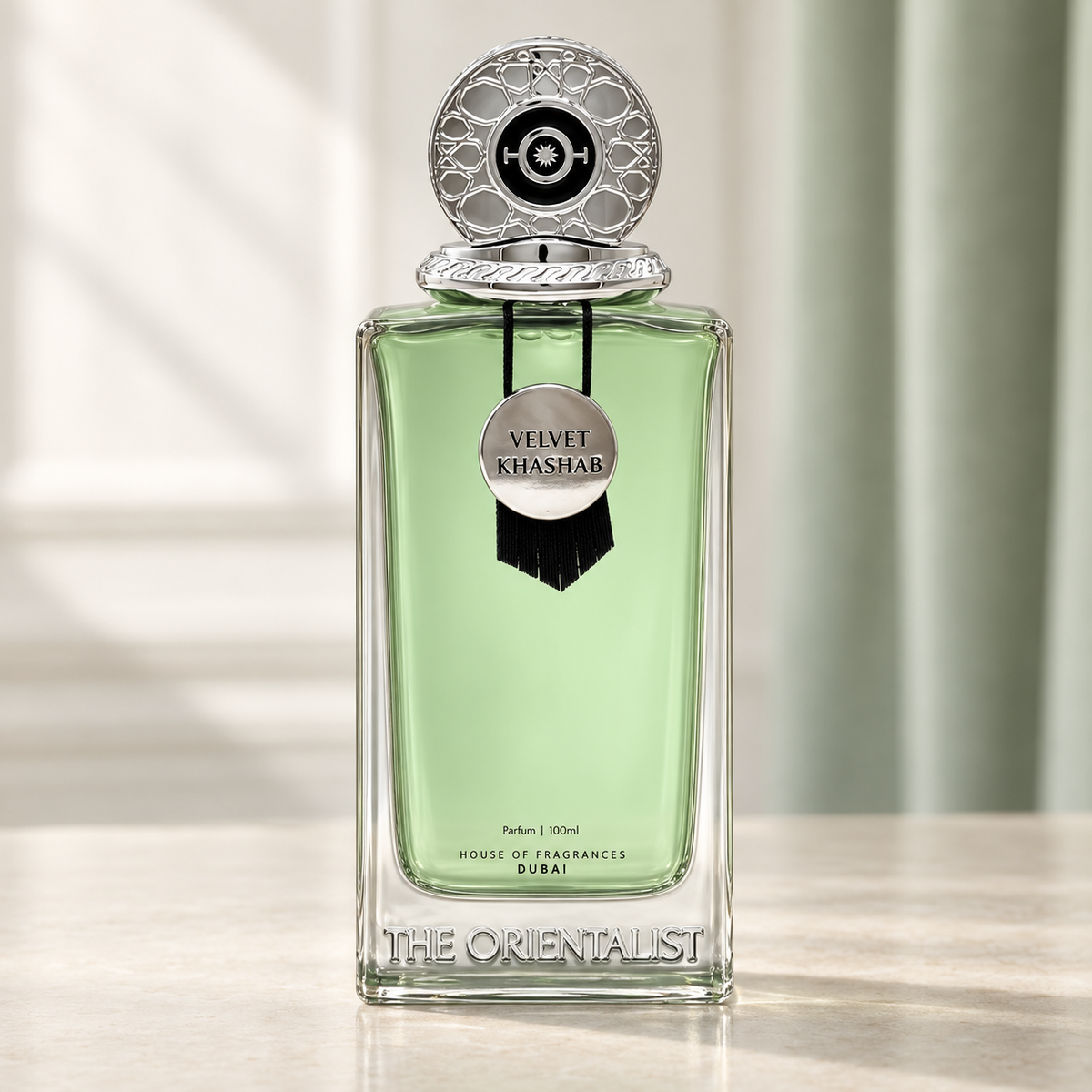 THE ORIENTALIST - VELVET KHASHAB, flacone frontale centrale ravvicinato con sfondo leggero