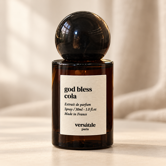 VERSATILE PARIS - GOD BLESS COLA, flacone frontale centrale ravvicinato con sfondo leggero