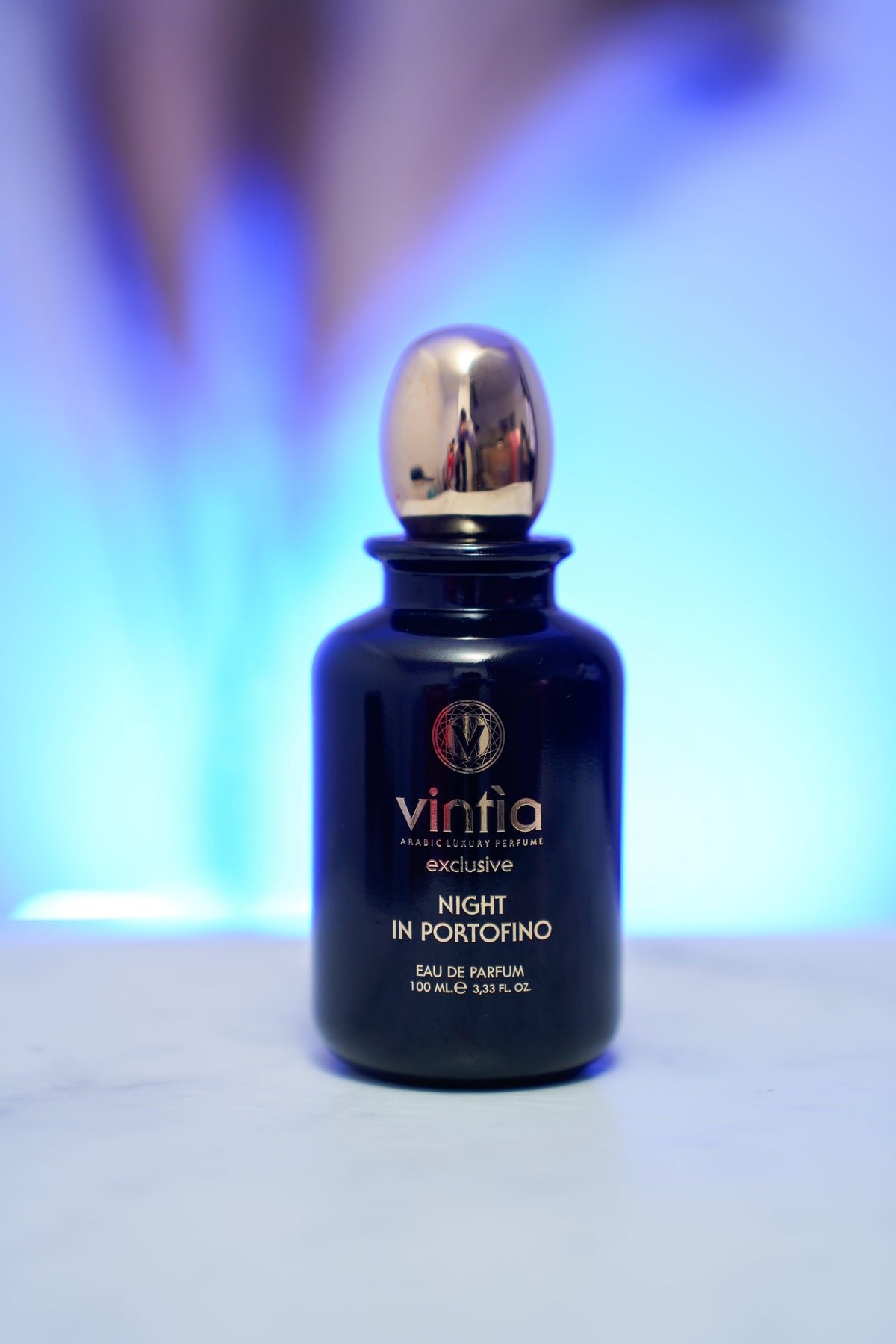 Vintia Night in Portofino 100 ml in ambientazione blu su marmo