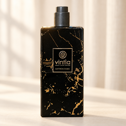 VINTIA - SAFFRON DUBAI, flacone frontale centrale ravvicinato con sfondo leggero