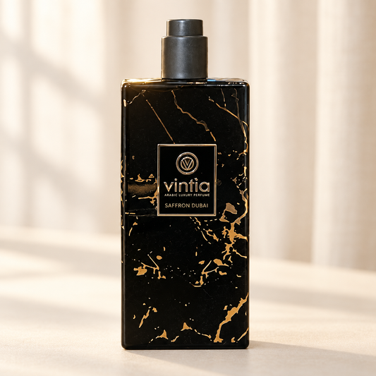 VINTIA - SAFFRON DUBAI, flacone frontale centrale ravvicinato con sfondo leggero