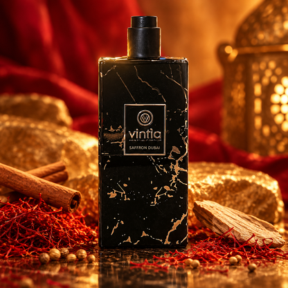 Vintia Saffron Dubai tra zafferano, cannella e legni in luce dorata